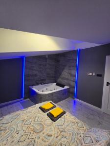 a bathroom with a bath tub and a bath mat at Apartament w Centrum z Jacuzzi, prywatny parking, klimatyzacja 4 in Radom
