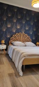 阿旺桥Ty Nathy的卧室里有一张床，墙壁是蓝色的