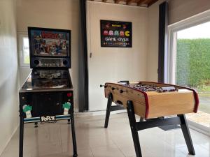 Fotografie z fotogalerie ubytování Le So Art, grande maison 4 chambres, terrain de pétanque, grand jardin clos, flipper, babyfoot, jeux Arcade, ping pong,1 km mer, proche golf, Port en Bessin, Bayeux et plages du débarquement, adaptée enfants v destinaci Commes