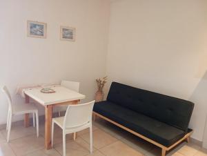 a couch in a room with a table and chairs at Edificio San Lorenzo in Corrientes