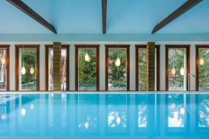 Bazén v ubytování Montana Lodge & Spa, by R Collection Hotels nebo v jeho okolí