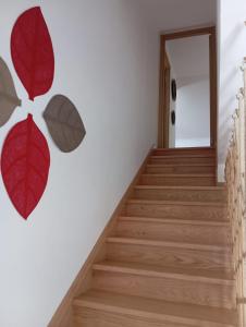 eine Treppe mit roten Blättern an der Wand in der Unterkunft Casa Amarela in Bolembre de Baixo