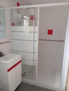 ein weißes Badezimmer mit Dusche und Waschbecken in der Unterkunft Casa Amarela in Bolembre de Baixo + 22 Fotos