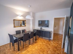 TV a/nebo společenská místnost v ubytování Chic Riverview Apartment