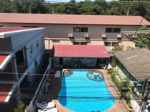 Kolam renang di atau dekat dengan Radi Mansion