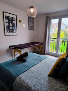 Łóżko lub łóżka w pokoju w obiekcie Bright flat near Disneyland with private parking