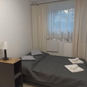 Un pat sau paturi într-o cameră la Legionowo Przytulny Apartament z Tarasem by Noclegi Renters +11 fotografii