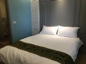 Vuode tai vuoteita majoituspaikassa Luck Homestay