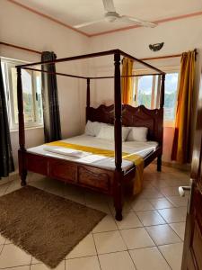 Rúm í herbergi á Breezy hideaway malindi