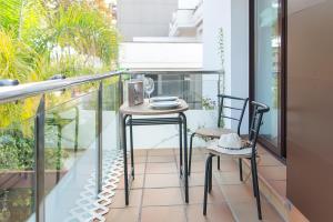 un tavolino e 2 sedie sul balcone di WELCS APARTAMENTO 189 PDA con piscina comunitaria a S'Agaró