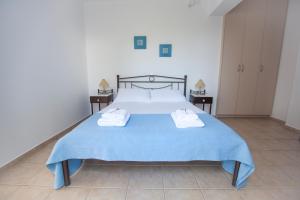 Un pat sau paturi într-o cameră la Astarti Apartments