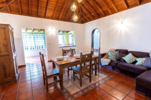 a dining room with a table and a couch at Luz de Luna in La Rosa