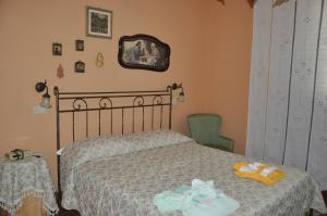 a bedroom with a bed with two towels on it at Villa Giusy 2 appartamenti indipendenti a locazione turistica breve -G&P HOLIDAY HOME in Valderice