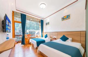 Postel nebo postele na pokoji v ubytování Fenghuang Memory Linjiang Inn