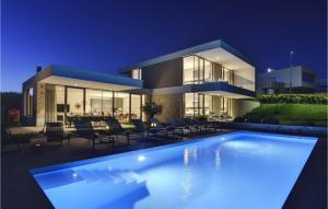 ein Haus mit Pool davor in der Nacht in der Unterkunft Villa Rosinjola in Nova Vas + 32 Fotos