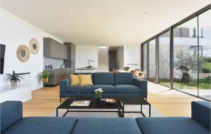 ein Wohnzimmer mit einem blauen Sofa und einem Tisch in der Unterkunft Villa Rosinjola in Nova Vas