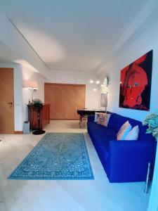 Posezení v ubytování Suite Apartment in MC Center, 5min walk to Casino & the Port and 1min from underground train station
