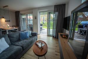 于斯德Winkelschiffchen III mit Sauna的客厅里有一张沙发和一张桌子。