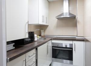 Kuchyň nebo kuchyňský kout v ubytování Stay U-nique Apartments Salitre