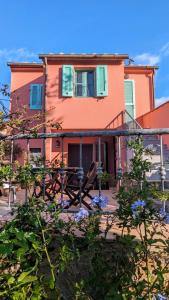 ein Haus mit einem Picknicktisch davor in der Unterkunft Il Plumbago - Elba Affitti in Mortigliano