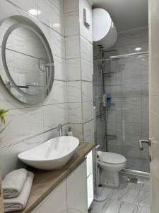 Ванна кімната в Stan na dan Golden apartman