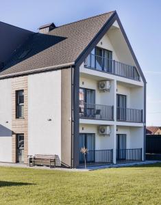 Апартаменти Velvet Rooms في سكيدنيستا: مبنى أبيض كبير ذو سقف أسود