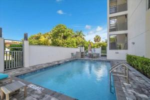 una piscina en el patio trasero de una casa en Comforts of Home in Updated Condo by the Beach, en Boca Raton