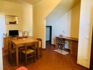 a room with a table and a desk with a computer at Il Borrino in Gavinana