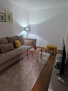 una sala de estar con un sofá y una mesa en Rosemary, en Podgorica