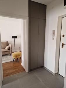una habitación con un armario y una silla y una mesa en Rosemary, en Podgorica