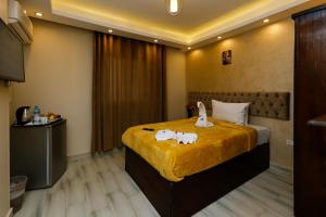 Letto o letti in una camera di PYRAMIDS guest house
