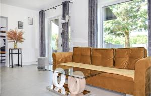 Una sala de estar con un sofá y una mesa de cristal. en Beautiful Home In Stare Sady With Wifi, en Stare Sady