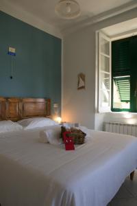 カモーリにあるAl Piccolo Scoglio - Room & Breakfastのベッドルーム(大きな白いベッド1台、窓付)