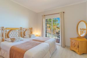 Katil atau katil-katil dalam bilik di Alegria Apartment with Pool +16 gambar