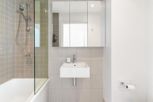 un bagno con lavandino e doccia di Port Melbourne and a glimpse of the sparkling bay - sleeps 4 a Melbourne