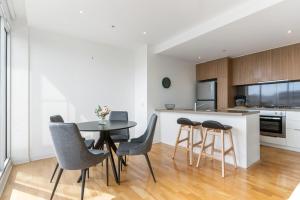 Cucina o angolo cottura di Port Melbourne and a glimpse of the sparkling bay - sleeps 4