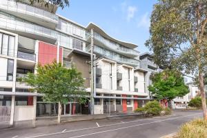 un condominio con una strada di fronte di Port Melbourne and a glimpse of the sparkling bay - sleeps 4 a Melbourne