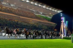a group of horses and riders in a horse race at 30 minutes du Parc Floral - Suite privative in Champigny-sur-Marne