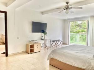 une chambre avec un lit, un bureau et une télévision dans l'établissement Modern Comfort - Spacious 2BR in Walled City, à Carthagène des Indes 85 autres photos