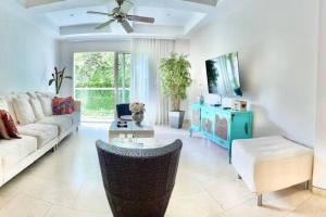 un salon avec un canapé et une table dans l'établissement Modern Comfort - Spacious 2BR in Walled City, à Carthagène des Indes