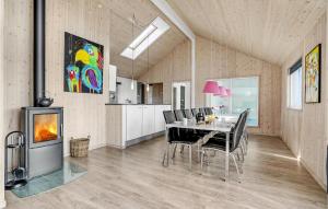 jadalnia ze stołem i kominkiem w obiekcie Gorgeous Home In Idestrup With Kitchen w mieście Bøtø By