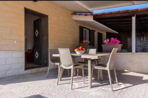 En terrasse eller udendørsområde på Almare Casavacanze + 9 billeder
