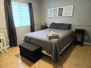 a bedroom with a bed with two towels on it at Petit Elgin, quai Bord de l'eau, foyer, SPA in Stratford
