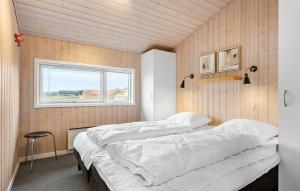 Postel nebo postele na pokoji v ubytování Gorgeous Home In Harboøre With Wifi