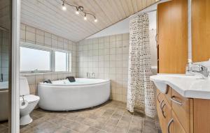 Koupelna v ubytování Gorgeous Home In Harboøre With Wifi + 18 fotografií