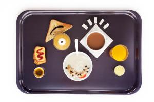 una bandeja negra con alimentos para el desayuno. en ibis budget Castelnaudary - A61, en Castelnaudary