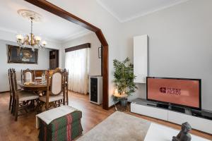 Μια τηλεόραση ή/και κέντρο ψυχαγωγίας στο GuestReady - A classic Portuguese-style home +40 φωτογραφίες
