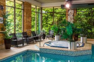an indoor pool with a jacuzzi in a building at Britannia Leeds Bradford Airport in Bramhope