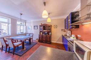 ヴァーレンにあるAltstadt-Oase - Stilvolles Apartment mit Laura-Ashley-Designのテーブルと椅子のあるキッチンとダイニングルーム