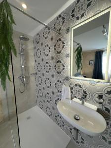 Bilik mandi di Perfect Gozo Escape, It Has It All